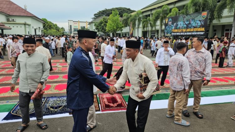 Ribuan Jamaah Padati Kodam Raden Inten, Pangdam Sambut Hangat Idulfitri