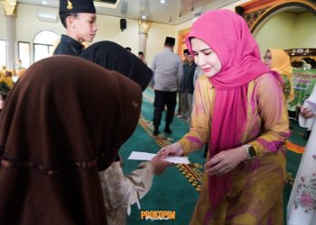 Pengajian Akbar Al-Hidayah Pesawaran Salurkan 102 Paket Sembako untuk Anak Yatim dan Dhuafa