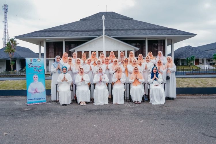 TP. PKK dan DWP Lampung Bagikan Ratusan Takjil untuk Masyarakat di Bulan Ramadan