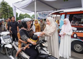 Mobil Sedekah Cinta Ramaikan Aksi Berbagi Takjil TP. PKK dan DWP Lampung di Jalan Dokter Susilo