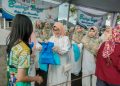 Diguyur Hujan, TP PKK dan DWP Lampung Tetap Bagikan 300 Paket Takjil di Mahan Agung