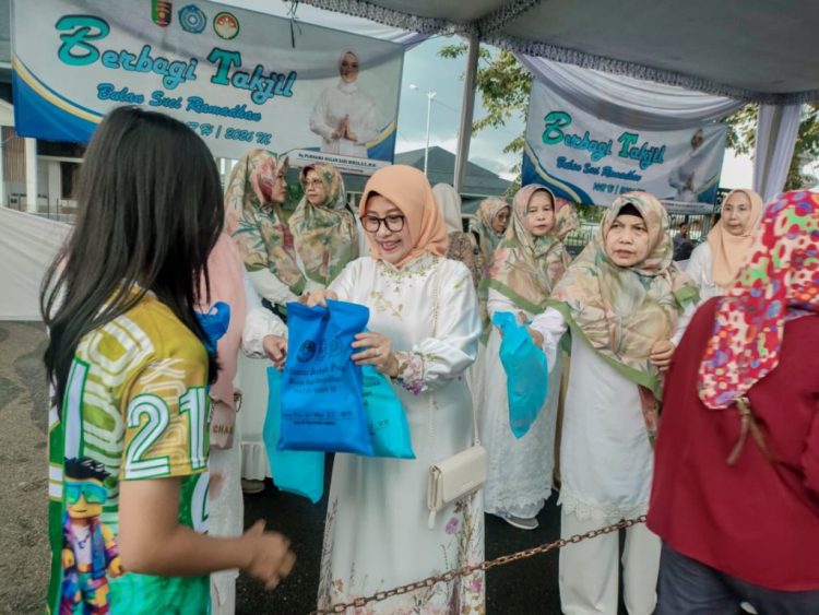 Diguyur Hujan, TP PKK dan DWP Lampung Tetap Bagikan 300 Paket Takjil di Mahan Agung