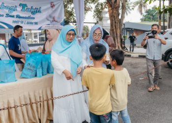 Hari Keenam Ramadan, PKK dan DWP Lampung Berbagi 300 Takjil untuk Pengendara