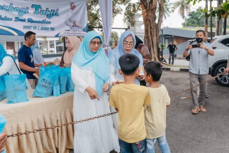 Hari Keenam Ramadan, PKK dan DWP Lampung Berbagi 300 Takjil untuk Pengendara