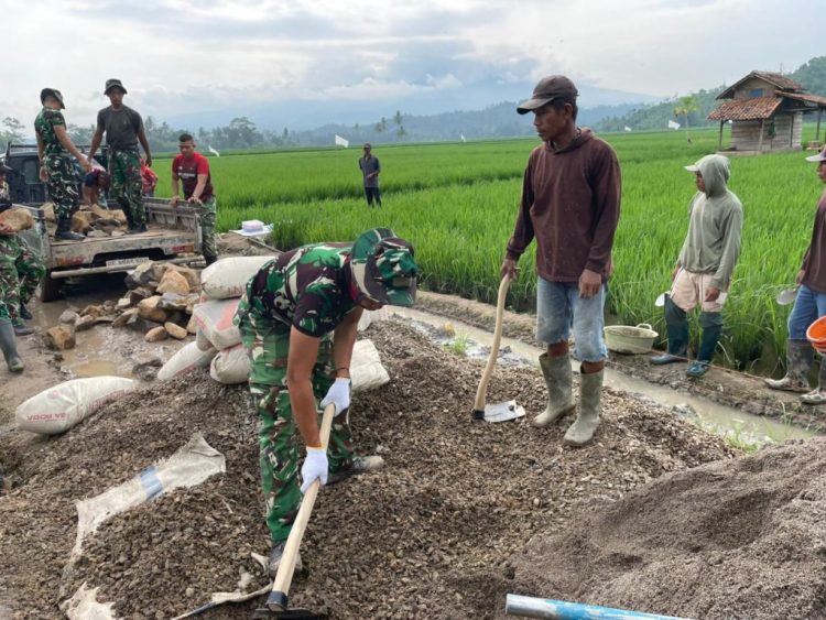 Gotong Royong TNI dan Warga Warnai Hari Ketiga TMMD ke-127 di Desa Tanjung Rejo