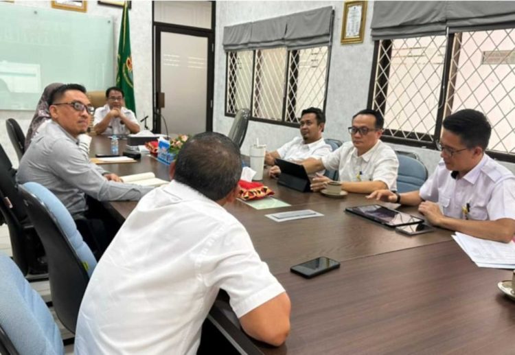 Junaidi Pimpin Rapat Monev, Tekankan Evaluasi dan Perbaikan Program