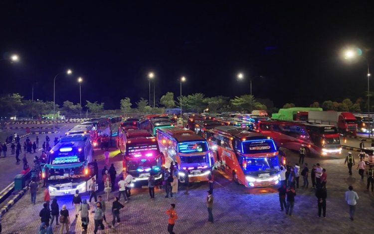 Polisi Kawal Ketat Perjalanan Buruh Lampung ke Monas, Lalu Lintas Tetap Lancar