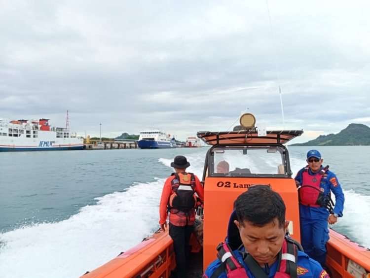Basarnas Lampung Lakukan Pencarian Nelayan Hilang Usai Tabrakan di Laut Kalianda