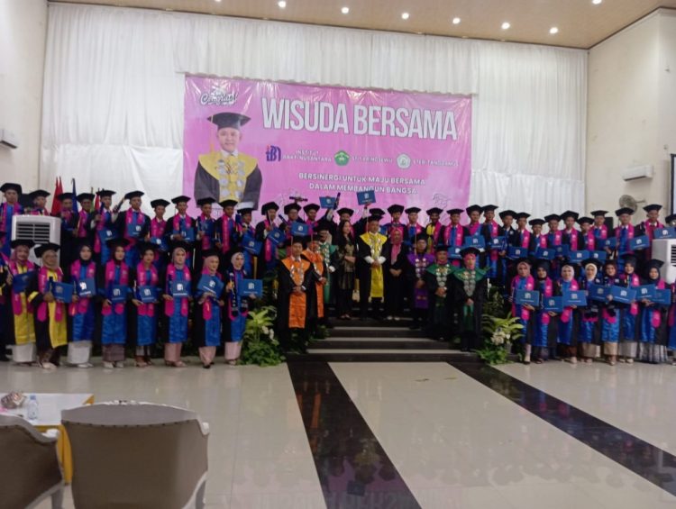 Dr. Fauzi Bangga, Banyak Orang Tua Non Sarjana Antar Anak Raih Gelar Sarjana