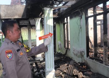 Tiga Mobil Damkar Diterjunkan Padamkan Kebakaran Rumah di Pekon Wates