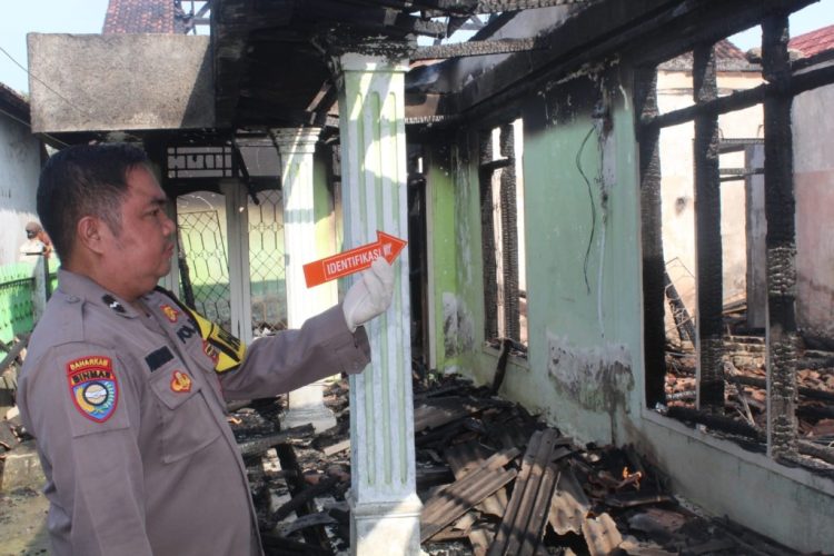 Tiga Mobil Damkar Diterjunkan Padamkan Kebakaran Rumah di Pekon Wates