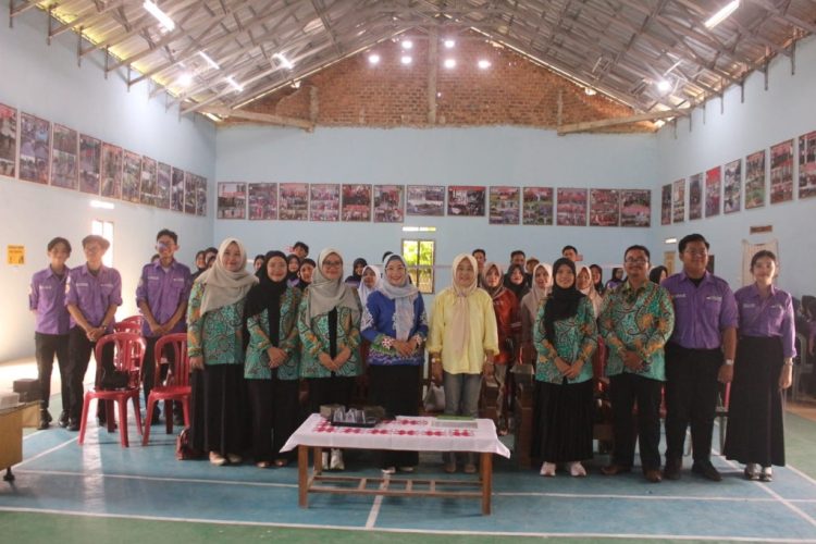 Mahasiswa Farmasi Unila Bantu Warga Desa Lewat Program PIONIR 2026