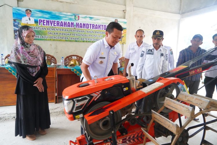 Petani Pringsewu Terima Bantuan Traktor dari Kementan RI