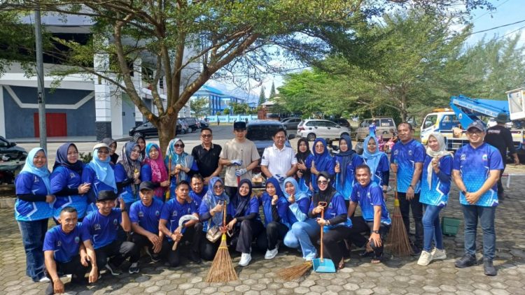 Bupati Lampung Selatan Disambut Antusias Saat Ikuti Aksi Bersih Sekretariat DPRD