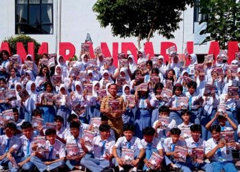 Majalah Pendidikan Narasi Diserbu Pelajar SMAN 1 Bandar Lampung