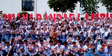 Majalah Pendidikan Narasi Diserbu Pelajar SMAN 1 Bandar Lampung