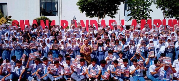Majalah Pendidikan Narasi Diserbu Pelajar SMAN 1 Bandar Lampung