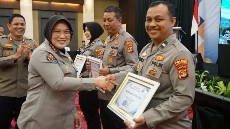 Kombes Pol Yuni Iswandari Yuyun Serahkan Penghargaan Kehumasan Terbaik, Siapa Jawaranya?