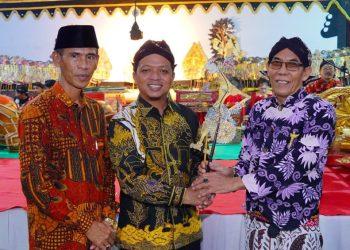 Bersih Desa Pekon Parerejo Meriah, Bupati Riyanto: Gotong Royong Adalah Kekuatan Utama