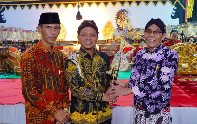 Bersih Desa Pekon Parerejo Meriah, Bupati Riyanto: Gotong Royong Adalah Kekuatan Utama