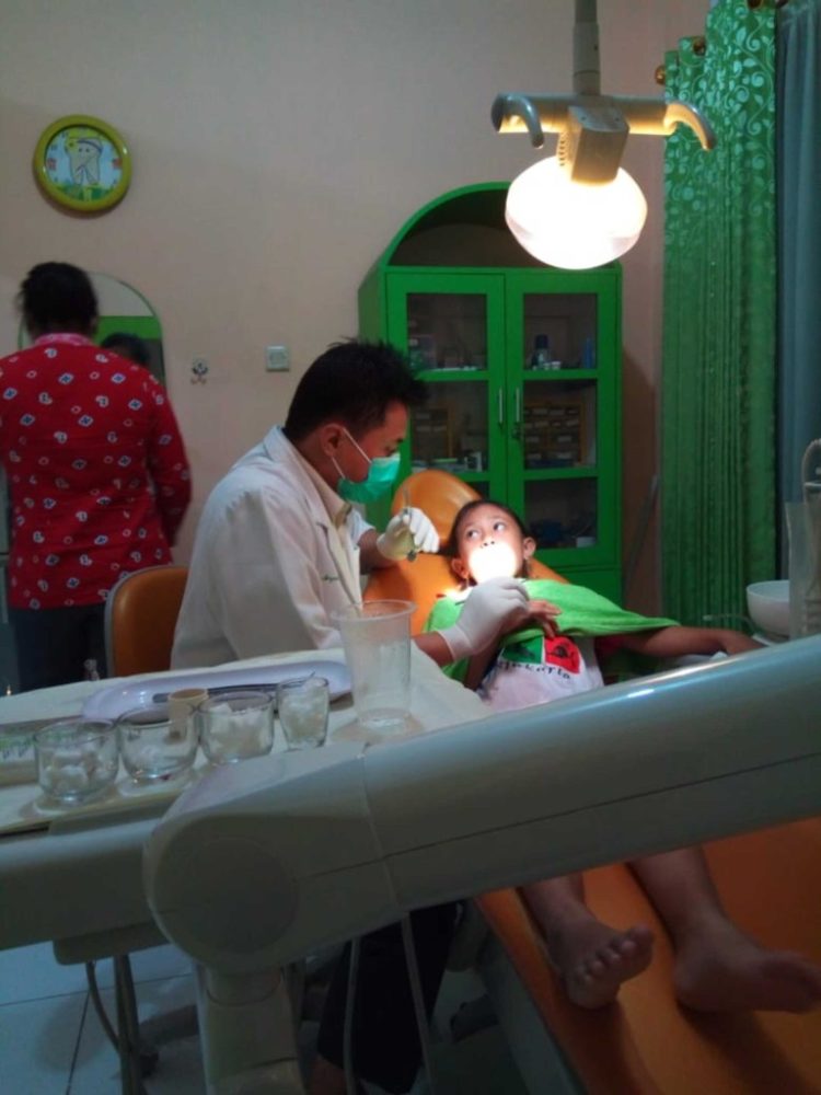 Kapan Gigi Berlubang Harus Dicabut? Simak Penjelasan Lengkap dari drg. Aryudhi Armis