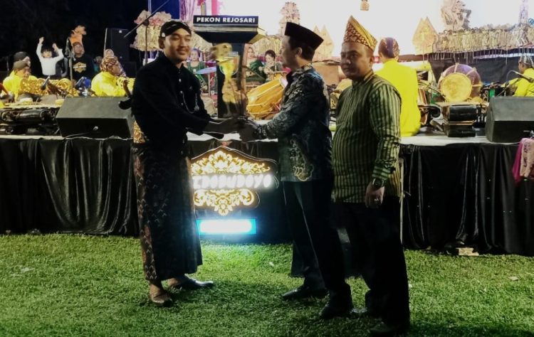 Wayang Kulit Warnai Perayaan 100 Tahun Dusun Podorejo, Bupati Pringsewu Sampaikan Pesan Kebersamaan