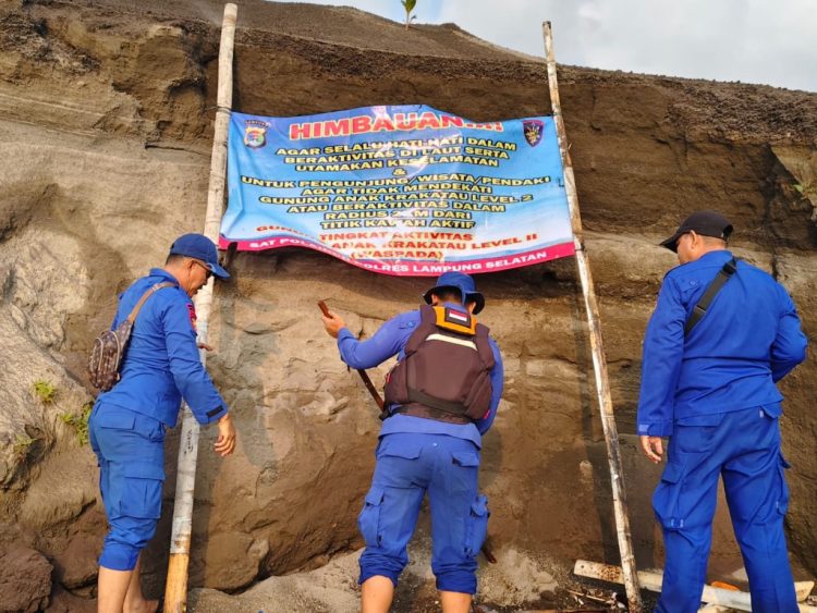 Antisipasi Erupsi Krakatau, Polda Lampung Sebar Imbauan di Dermaga Canti dan Pesisir Kalianda