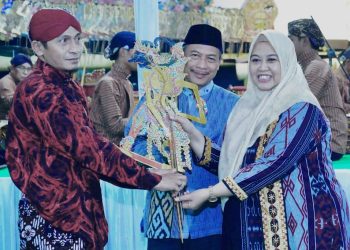 Pagelaran Wayang Kulit Semarakkan Bersih Desa Ke-116 Wonodadi, Wabup Umi Laila Sampaikan Pesan Kebersamaan