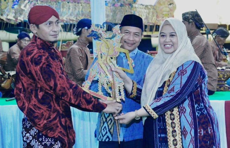 Pagelaran Wayang Kulit Semarakkan Bersih Desa Ke-116 Wonodadi, Wabup Umi Laila Sampaikan Pesan Kebersamaan