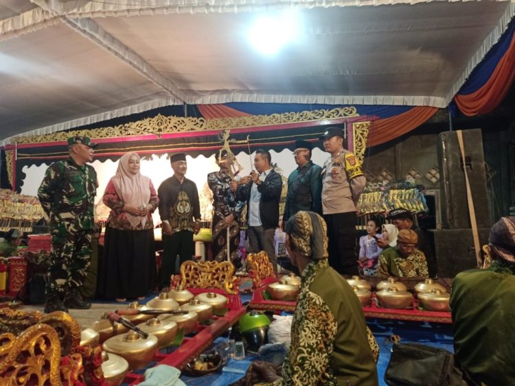 Tradisi Suroan di Sendangbaru Berlangsung Meriah, Wayang Kulit Jadi Magnet Ribuan Warga