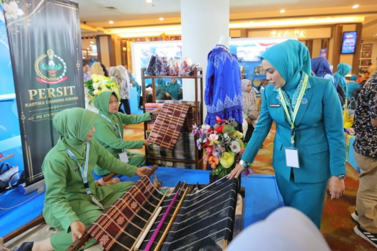 PKK Lampung Siap Dukung Program Nasional, Batin Wulan Hadiri HKG PKK ke-54 di Makassar