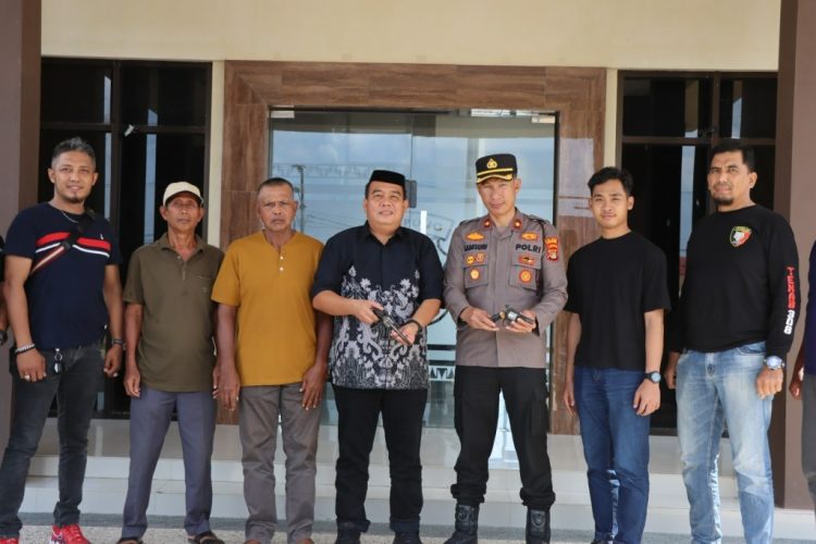 Dua Pucuk Senpi Rakitan Diserahkan Sukarela ke Polres Pringsewu, Polisi Apresiasi Kesadaran Warga