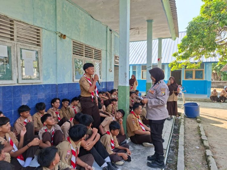 Polisi Seberangi Selat Sunda Demi Edukasi Pelajar Pulau Sebesi
