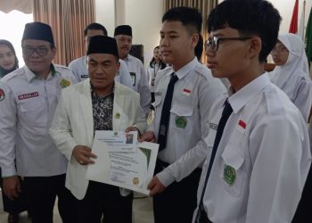 Banggakan Pringsewu, 15 Siswa Madrasah Dapat Piagam Penghargaan dari Kepala Kemenag