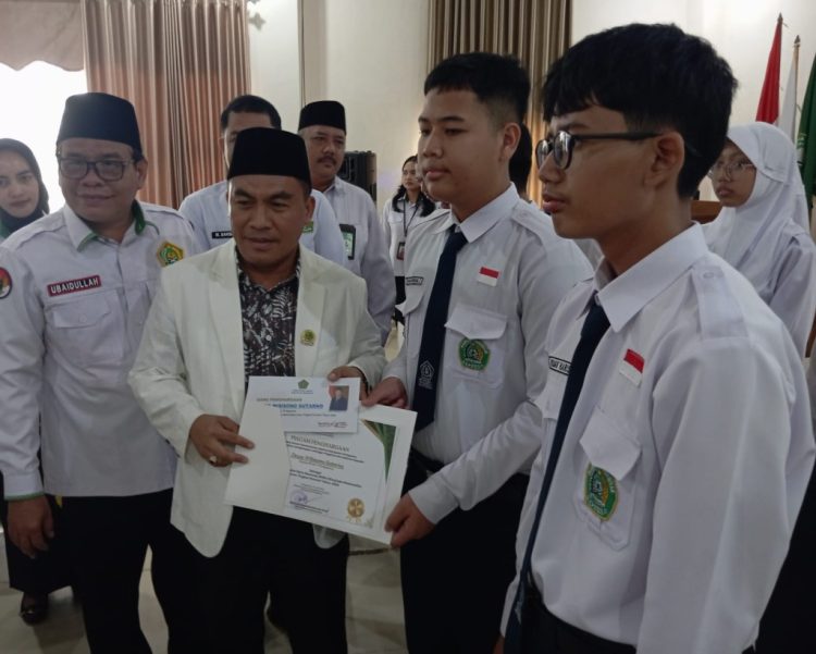 Banggakan Pringsewu, 15 Siswa Madrasah Dapat Piagam Penghargaan dari Kepala Kemenag