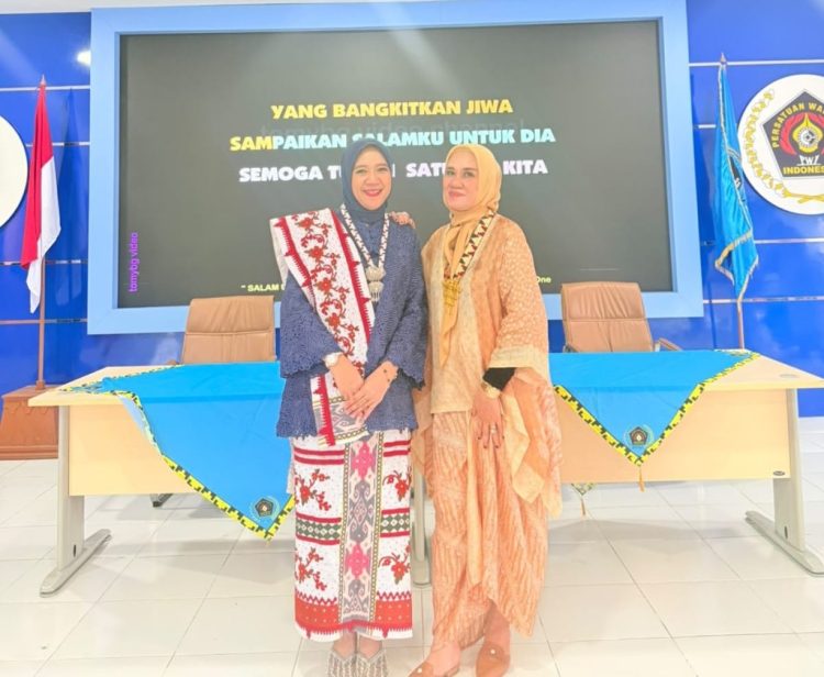 IKWI Lampung Raih Juara II Fashion Show Busana Adat Nasional, Saibatin Tampil Memukau