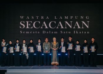 Ketua Dekranasda Lampung Tampil di Catwalk, Tegaskan Komitmen Bawa Wastra Lokal Mendunia