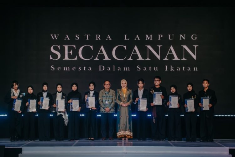 Ketua Dekranasda Lampung Tampil di Catwalk, Tegaskan Komitmen Bawa Wastra Lokal Mendunia