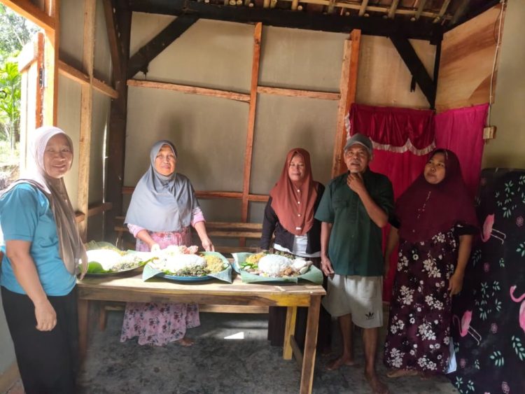 Kisah Inspiratif dari Lampung Tengah, Rumah Kakek Kumang Dibangun Swadaya oleh Warga