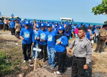 Langit Biru Indonesia Asri, Demokrat Lamsel Tanam Pohon dan Bersihkan Pantai Way Urang