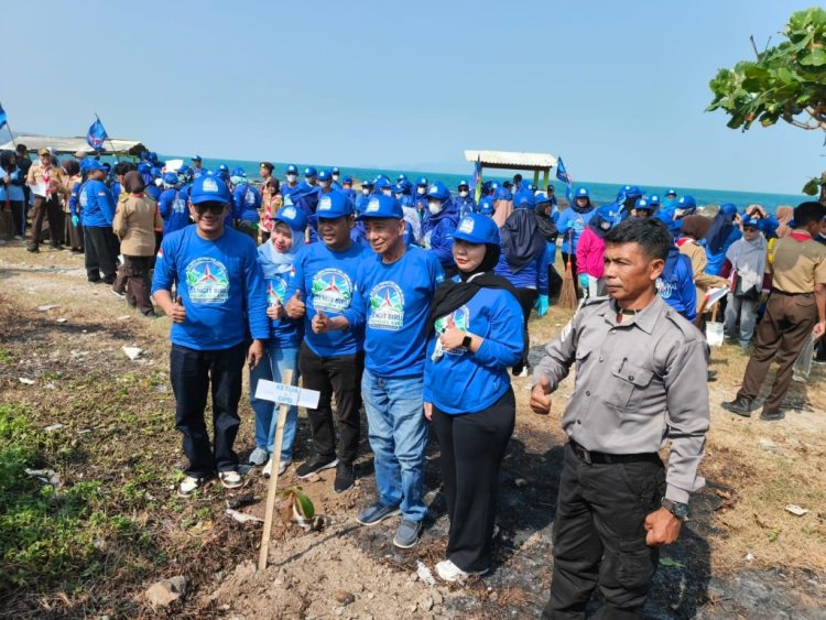 Langit Biru Indonesia Asri, Demokrat Lamsel Tanam Pohon dan Bersihkan Pantai Way Urang