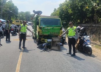 Nyalip di Tikungan Berujung Maut, Pemotor Tewas Tabrak Truk Pasir di Pringsewu