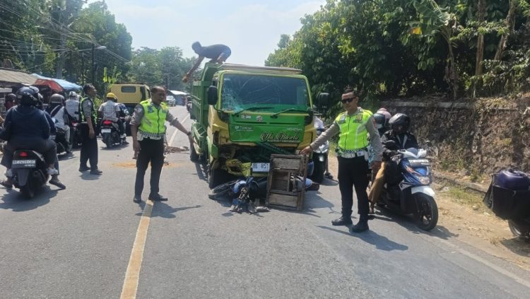 Nyalip di Tikungan Berujung Maut, Pemotor Tewas Tabrak Truk Pasir di Pringsewu