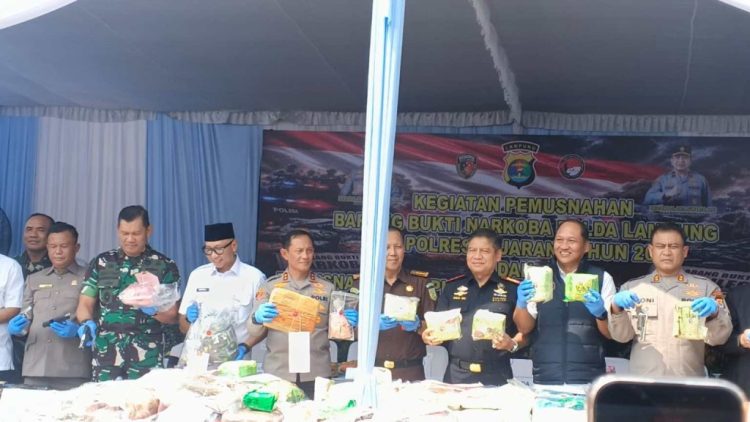 Kapolda Lampung Tegas Perangi Narkoba, Ratusan Kilogram Sabu hingga Senpi Ilegal Dimusnahkan