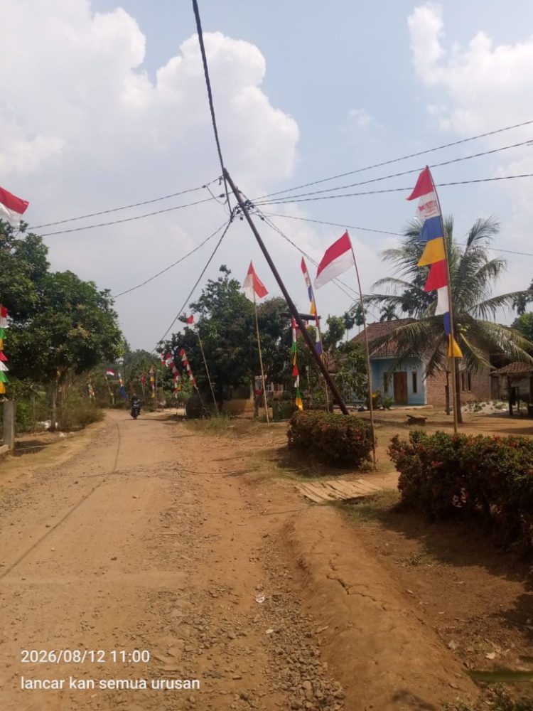 Bahaya Mengintai! Tiang Listrik Miring di Tiuh Balak 2 Dikhawatirkan Roboh