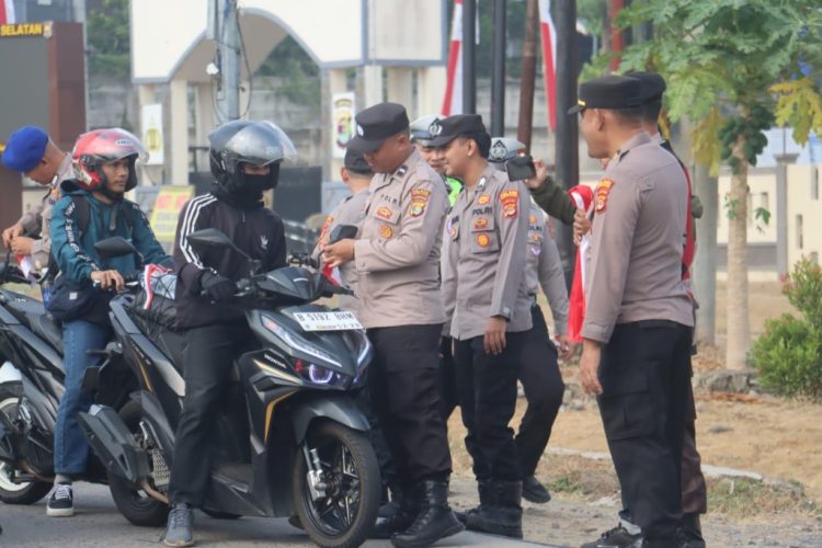 Semangat Kemerdekaan Menggema, Polres Lampung Selatan Bagikan 210 Bendera Merah Putih