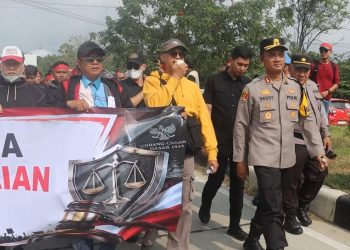Viral di Tengah Aksi, Kapolres Lampung Selatan Duduk di Jalan dan Bagikan Es Jeruk