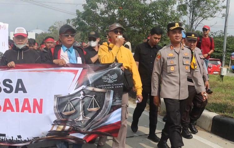 Viral di Tengah Aksi, Kapolres Lampung Selatan Duduk di Jalan dan Bagikan Es Jeruk