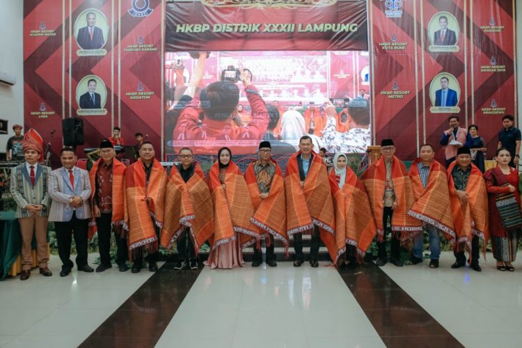 HKBP Distrik XXXII Lampung Beri Penghargaan kepada Gubernur Mirza