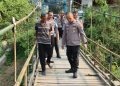 Warga Harap Segera Diperbaiki, Kapolres Pringsewu Tinjau Jembatan Gantung Bumi Arum